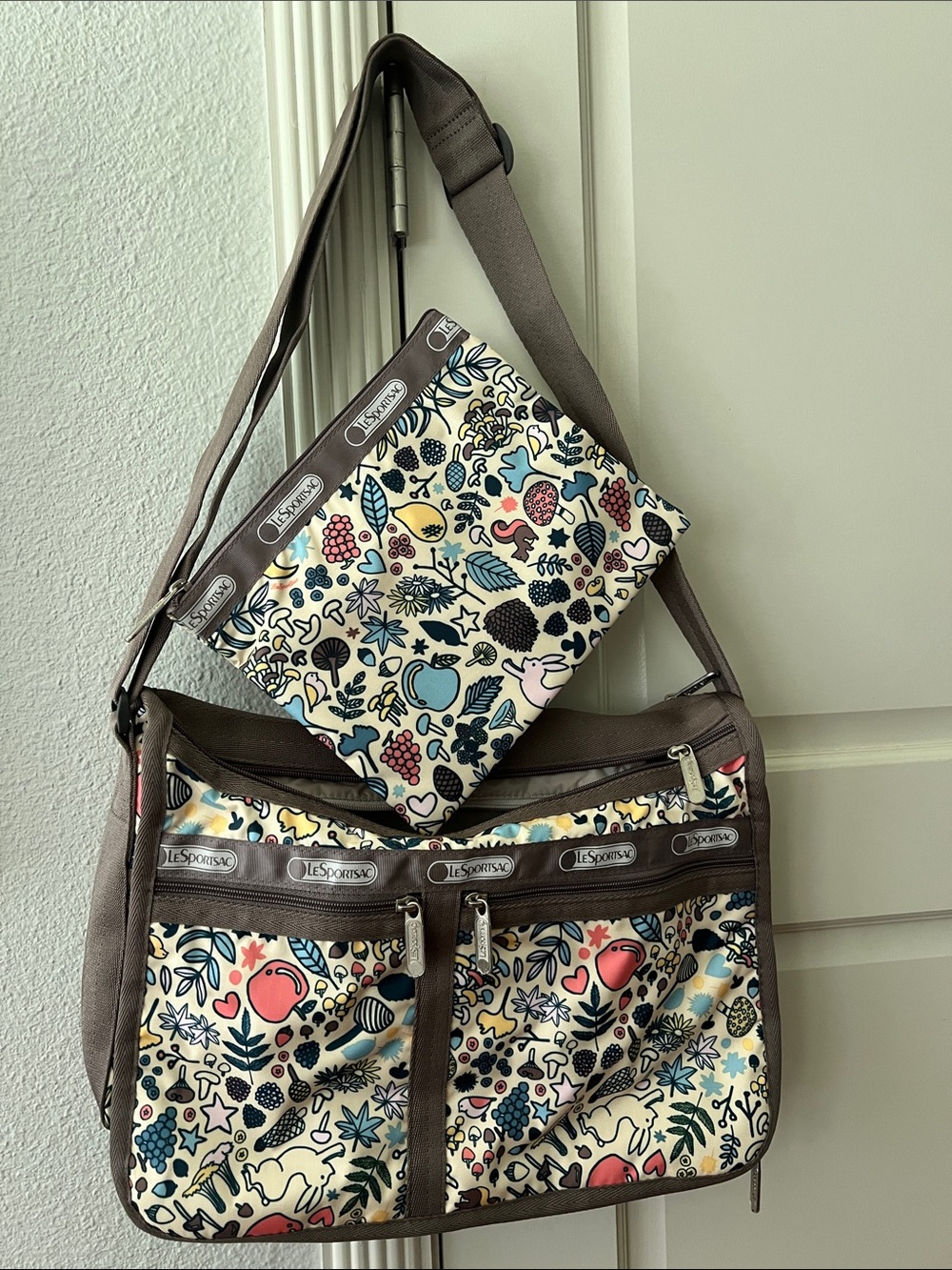 LeSportSac Deluxe Everyday LeSportsac Fox Mushroom shoulder bag with pouch